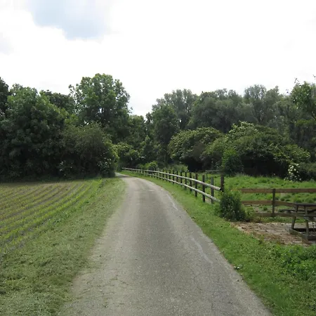 Nyaraló In With Meadow Views *
